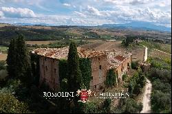 CASTLE TO BE RENOVATED FOR SALE IN MONTALCINO, VALDORCIA