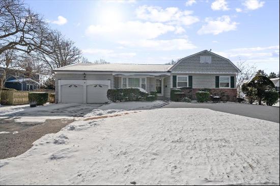 10 Angela Lane, Bay Shore NY 11706