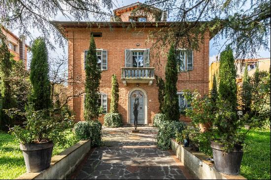 Liberty-Style Villa with Garden in Torrita