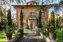 Liberty-Style Villa with Garden in Torrita