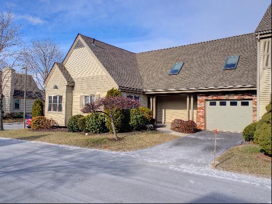 Expansive end unit condo at New Concord Green