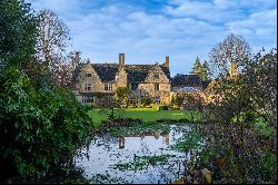 A Grade II-listed manor house in the Cotswolds