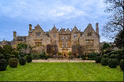 A Grade II-listed manor house in the Cotswolds