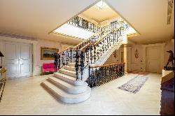 Splendid mansion located just 20 minutes from the Royal Palace of Madrid.