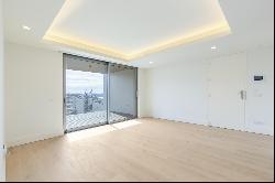 Exclusive penthouse in Lisbon with river view