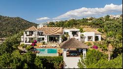 Villa with breathtaking sea and mountain views, on the front line of golf