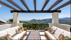 Villa with breathtaking sea and mountain views, on the front line of golf