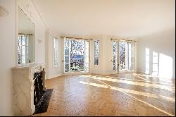 Paris 7th District – An elegant 2/3 bed apartment