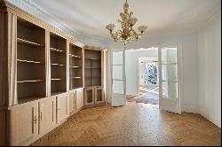 Paris 7th District – An elegant 2/3 bed apartment