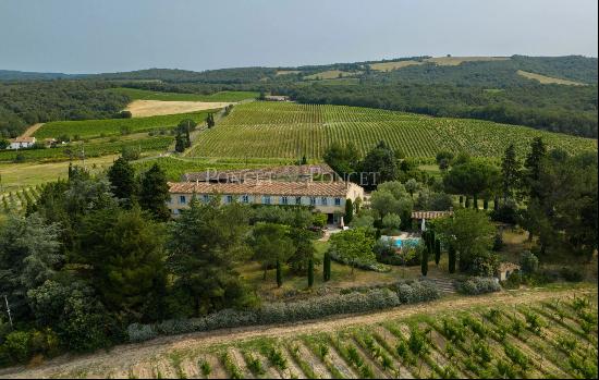 73 ha wine estate overlooking the Limoux valley with beautiful building and cellars