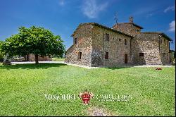 LUXURY COUNTRY HOUSE WITH POOL FOR SALE IN LUCIGNANO, TUSCANY