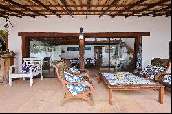 Beachfront house with a prime location in Ossos, Búzios