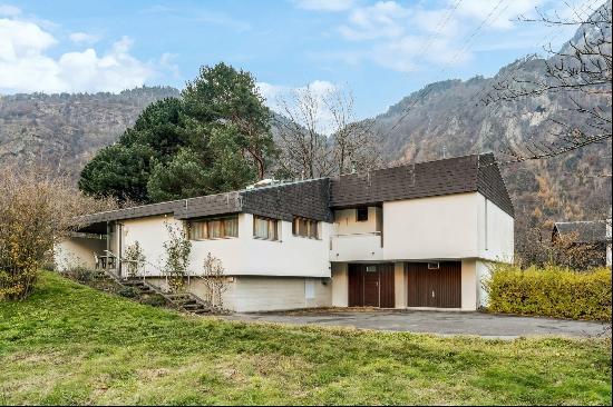 Architect-designed villa from the 1970s