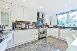 Beautiful five bedroom home close to Hyde Park