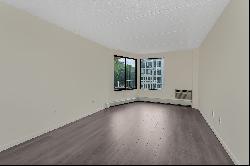 	Location! This spacious and bright 1-bedroom condominium apartment boasts stunn