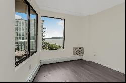 	Location! This spacious and bright 1-bedroom condominium apartment boasts stunn