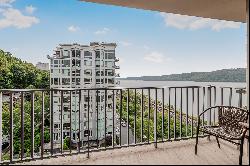 	Location! This spacious and bright 1-bedroom condominium apartment boasts stunn