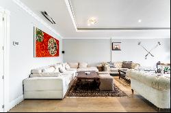 Exceptional apartment with four bedrooms in Almagro.