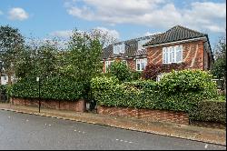 Detached five-bedroom family home with a large private garden