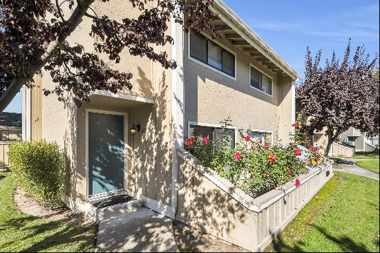 Move-In Ready Foster City Condo!