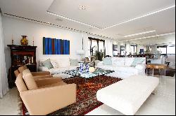 Exclusive renovated apartment with a circular layout and glass-enclosed balcony