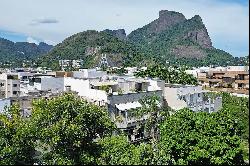 Renovated duplex penthouse with Pedra da Gávea views and private pool