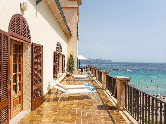 Idyllic mansion with direct access to the beach in Malpás for rent