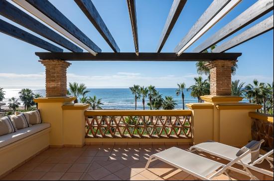 Exquisite beachfront apartment in Río Real Playa, East Marbella, Marbella 29603