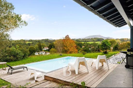 AHETZE, 280 sqm HOUSE WITH VIEW OF THE MOUNTAINS