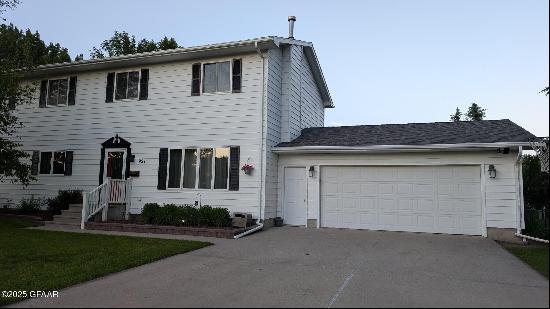 921 9th Avenue Southeast, East Grand Forks MN 56721