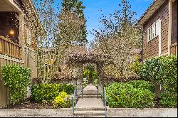 828 Madison Avenue N #4, Bainbridge Island, WA 98110