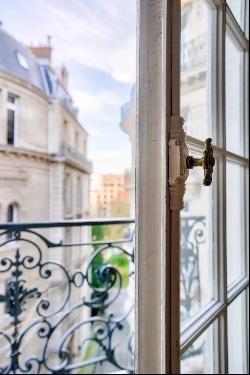 Elegant Parisian Apartment in Chaillot 