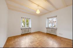 Spacious old building with potential to become a family villa, also with commercial/pract