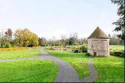 2h from Paris, in the heart of the Pays d’Auge area. A listed 16th /18th century chateau 