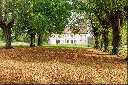 2h from Paris, in the heart of the Pays d’Auge area. A listed 16th /18th century chateau 