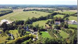 2h from Paris, in the heart of the Pays d’Auge area. A listed 16th /18th century chateau 