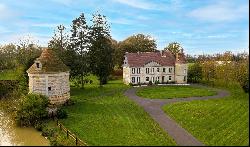 2h from Paris, in the heart of the Pays d’Auge area. A listed 16th /18th century chateau 