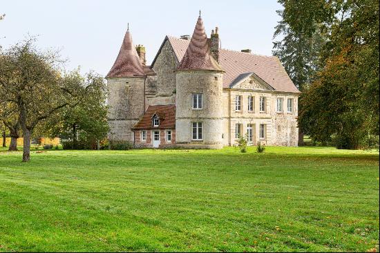 2h from Paris, in the heart of the Pays d’Auge area. A listed 16th /18th century chateau 