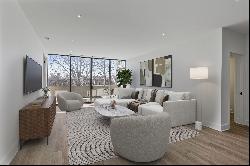 Sophisticated New-York Style Condo In Downtown Luxury High-Rise!