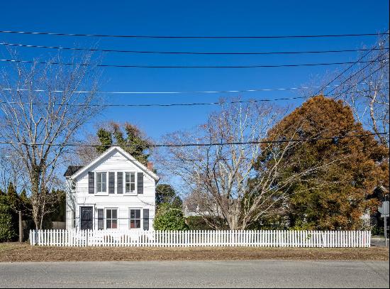 SAG HARBOR VILLAGE COTTAGE -- COZY CHIC