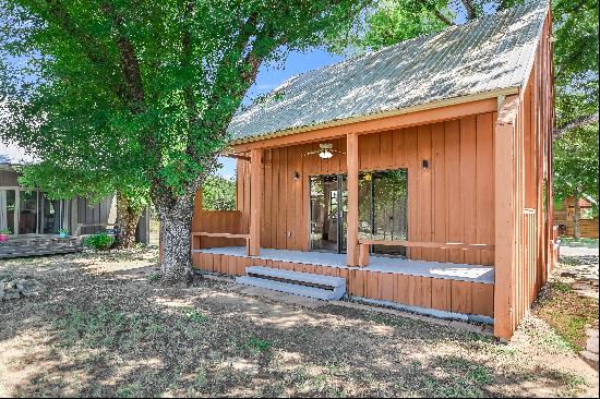 Adorable Cottage Near Lake Travis 