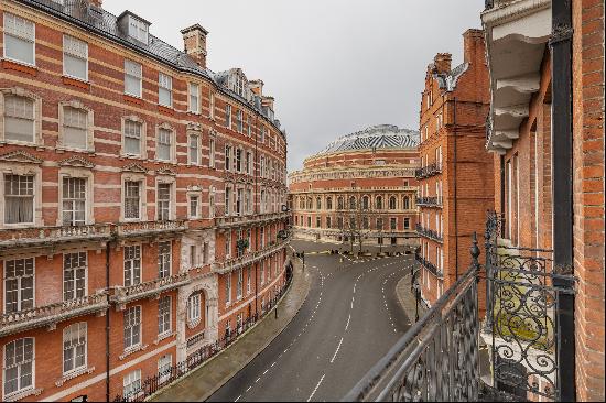 Elegant Lateral Apartment in Albert Hall Mansions