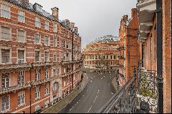 Elegant Lateral Apartment in Albert Hall Mansions