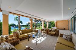 Impressive frontline beach mansion in Paraíso Barronal, West Est, Estepona 29680