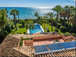 Impressive frontline beach mansion in Paraíso Barronal, West Est, Estepona 29680