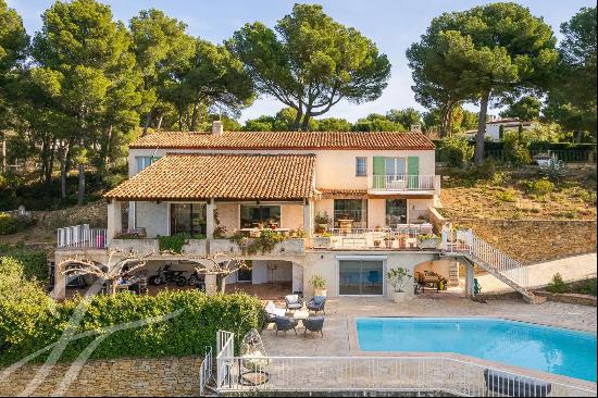 Property for sale in La Ciotat with swimming pool and tennis court with sea view