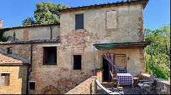 Original farmhouse with land, Castelmuzio, Trequanda