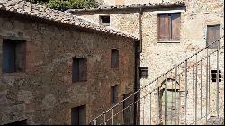 Original farmhouse with land, Castelmuzio, Trequanda