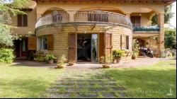 Modern villa on the outskirts of Siena, ground floor, Tuscany.