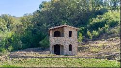 Giotto country house with loggia and garden near Montalcino, Siena